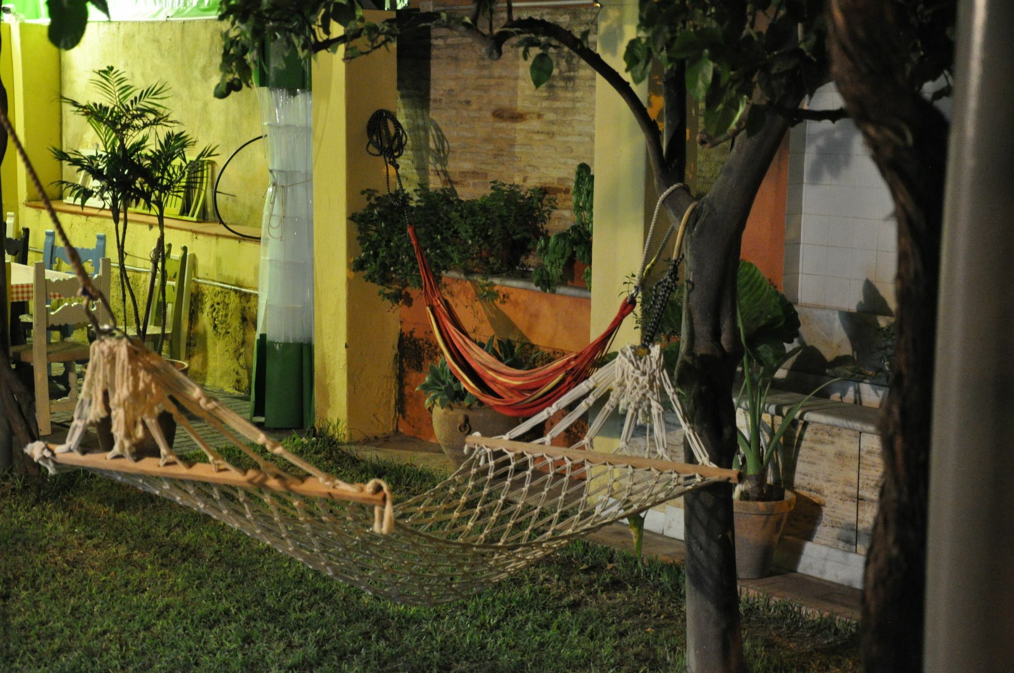 Lemon Garden Hostel Sevilla Ngoại thất bức ảnh